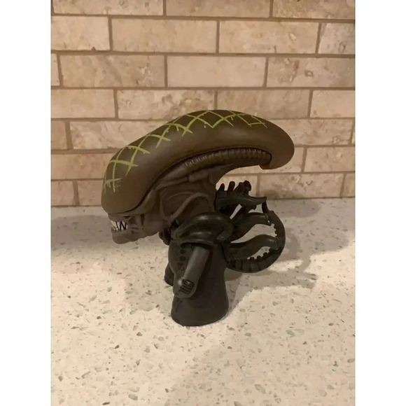 Titans‎ 4 1/2" Vinyl Figure - AVP Alien  si - Picture 2 of 5